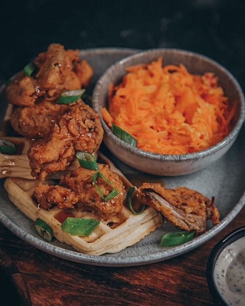 Vegane Chicken Waffles - Waffeln mit veganem Chicken aus Austernpilzen, dazu ein Karotten-Apfel-Salat