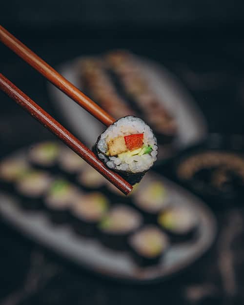 veganes Sushi gefüllt mit Paprika, Avocado und Tofu