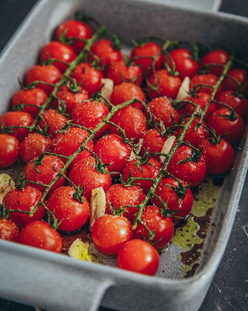 Tomaten, die in Olivenöl und Balsamico Essig gemeinsam mit Knoblauch und Gewürzen im Ofen geschmort wurden