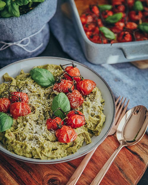 Spinat Tagliatelle in einer Soße aus Avocado und Basilikum, dazu geschmorte Cherrytomaten, vegan