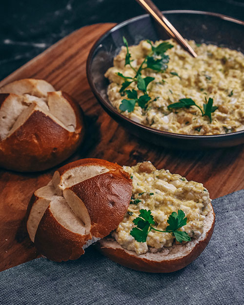 veganer Eiersalat aus Seidentofu und Kichererbsen. Gewürzt mit Kala Namak Salz. Perfekt für Ostern. Zum Frühstück, Brunch oder Abendbrot