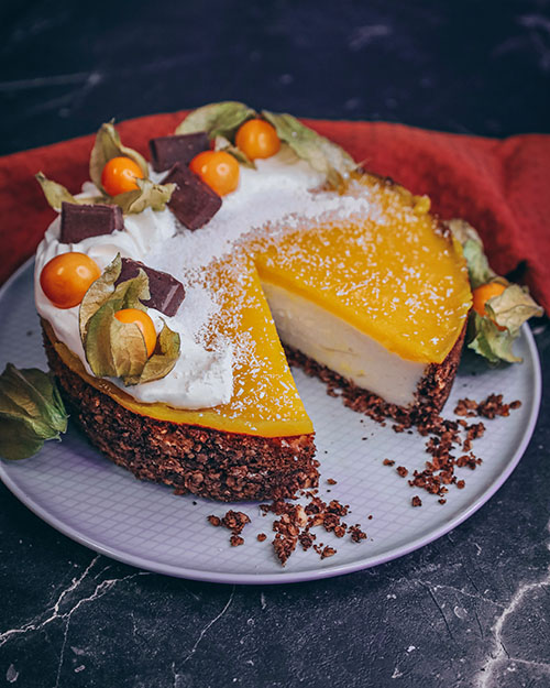 veganer Pina Colada Cheesecake mit einer Kokosnussfüllung und Ananasschicht. Zuckerfreier Käsekuchen