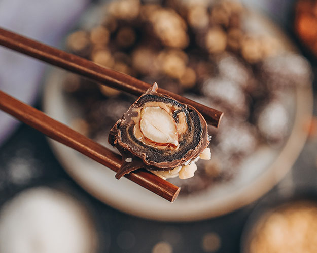 Datteln gefüllt mit Erdnussbutter und einer Haselnuss. Toller, veganer Snack. Ideal zum Fastenbrechen an Ramadan