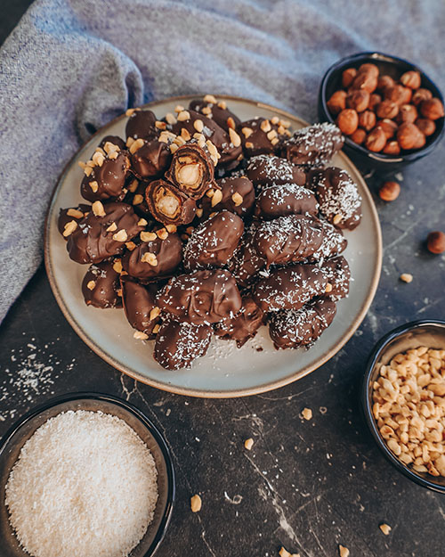 Datteln gefüllt mit Erdnussbutter und einer Haselnuss. Toller, veganer Snack. Ideal zum Fastenbrechen an Ramadan