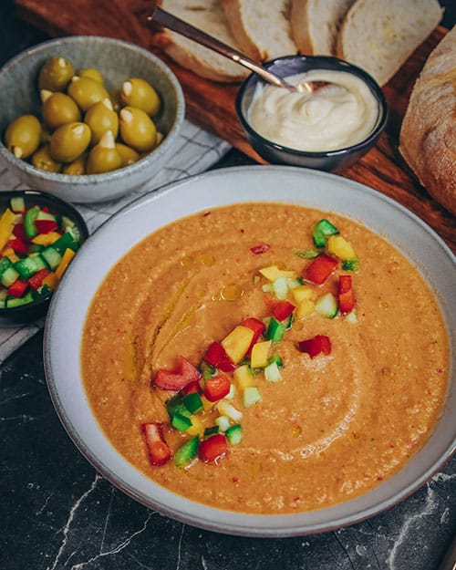 Gazpacho, kalte spanische Suppe aus Gemüse, wie Gurken, Paprika, Tomaten und Zwiebeln mit Knoblauch andalusische Küche, perfekt für Tapas