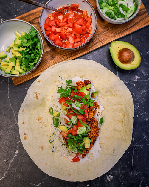 vegane Burritos gefüllt mit Limetten-Minz-Reis, veganem Hackfleisch und Tomaten Salsa, mexikanische Wraps