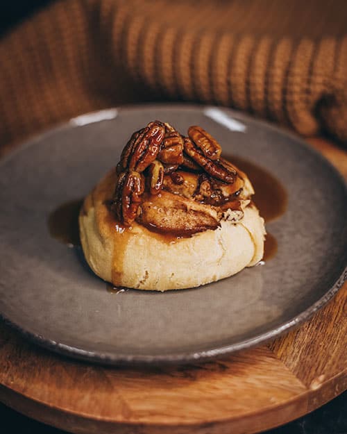 vegane Zimtschnecken aus Hefeteig, getoppt mit karamellisiertn