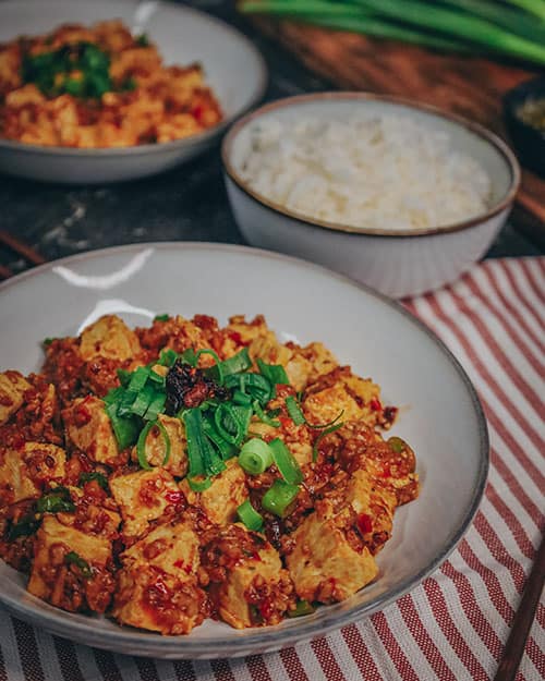 Mapo Tofu, chinesisches Gericht aus der Provinz Szechuan mit Tofu und veganem Hack