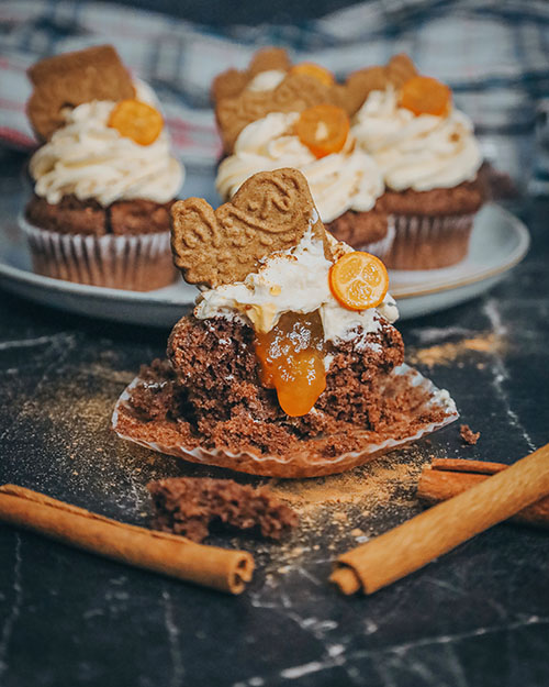 Lebkuchen Cupcakes, vegan Teig aus Schokolade und Lebkuchengewürz, gefüllt mit Aprikosenmarmelade und dekoriert mit veganer Buttercreme, perfektes Dessert für Weihnachten