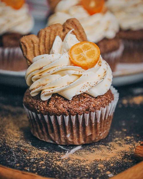 Lebkuchen Cupcakes, vegan Teig aus Schokolade und Lebkuchengewürz, gefüllt mit Aprikosenmarmelade und dekoriert mit veganer Buttercreme, perfektes Dessert für Weihnachten