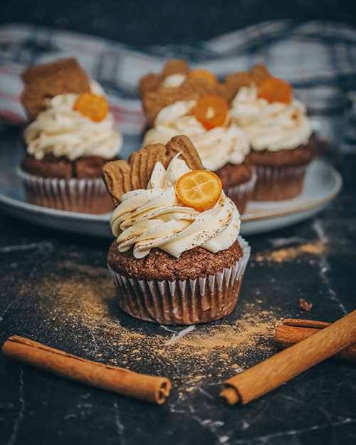 Lebkuchen Cupcakes, vegan Teig aus Schokolade und Lebkuchengewürz, gefüllt mit Aprikosenmarmelade und dekoriert mit veganer Buttercreme, perfektes Dessert für Weihnachten