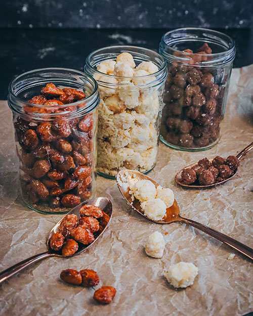 gebrannte Mandeln mit Zimt und Vanille, Haselnüsse überzogen mit Schokolade und Macadamianüsse überzogen mit veganer weißer Schokolade und Kokosraspeln. Wie vom Weihnachtsmarkt. Perfektes Geschenk für Weihnachten aus der Küche