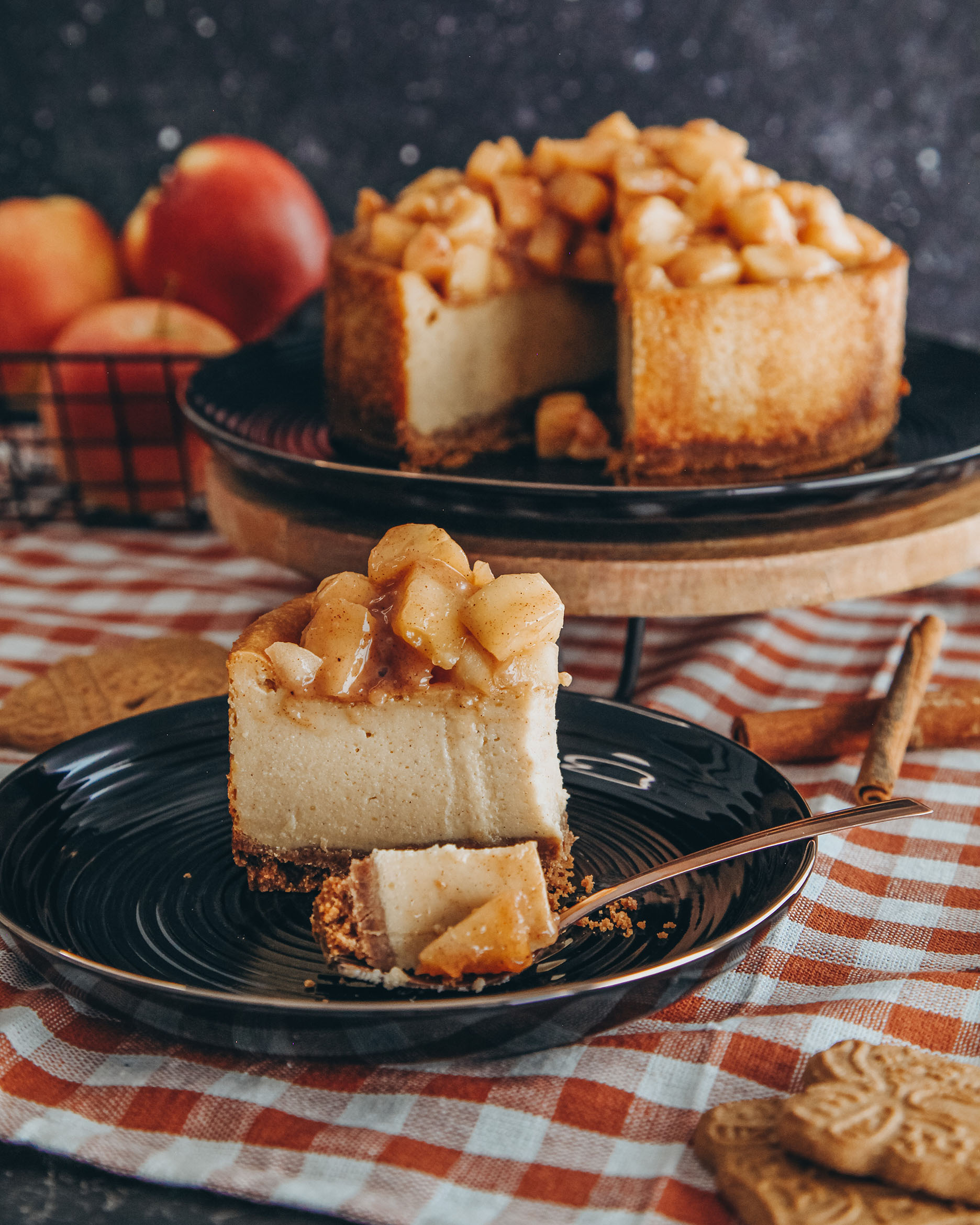 Winterlicher Bratapfel Käsekuchen mit Spekulatius, vegan | copperkitchen.de