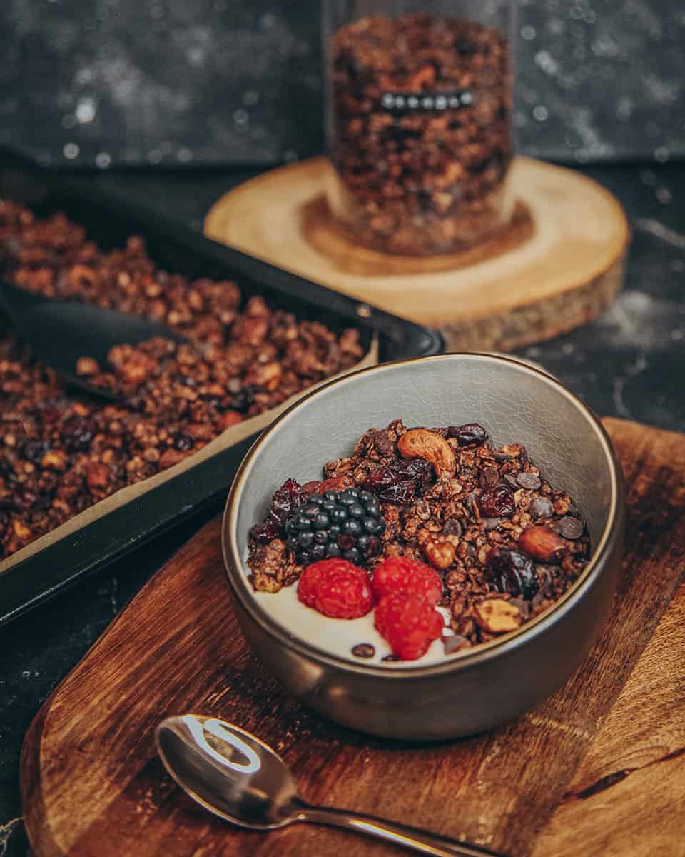 veganes Granola aus Haferflocken, Nüssen und Cranberries mit Zimt, Schokolade und weihnachtlichen Aromen