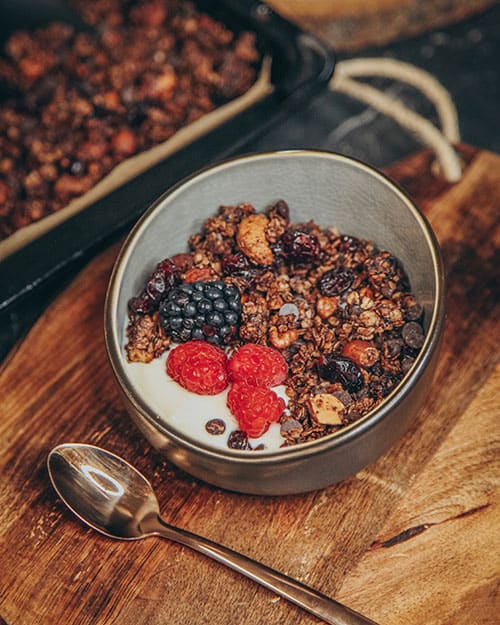 veganes Granola aus Haferflocken, Nüssen und Cranberries mit Zimt, Schokolade und weihnachtlichen Aromen