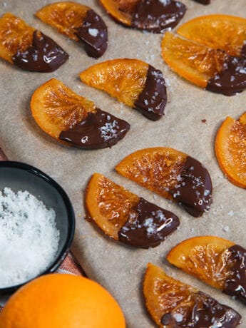 kandierte Orangen, gekocht in Zuckersirup, überzogen mit Zartbitterschokolade und bestreut mit Salz vegan