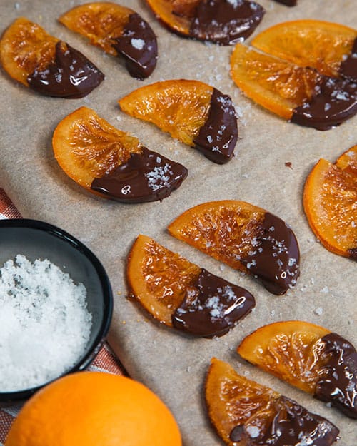 kandierte Orangen, gekocht in Zuckersirup, überzogen mit Zartbitterschokolade und bestreut mit Salz vegan