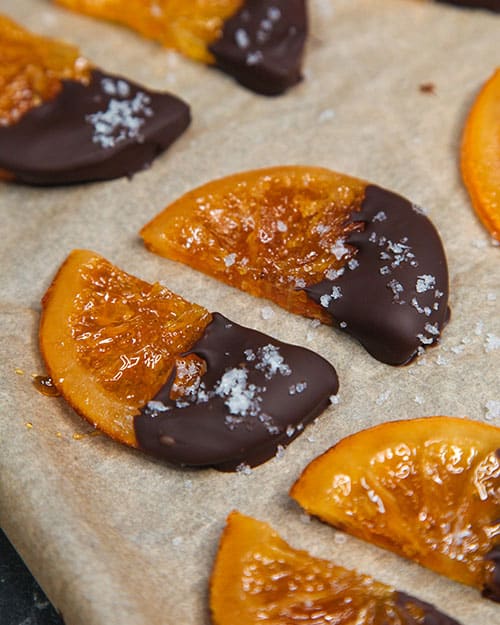 kandierte Orangen, gekocht in Zuckersirup, überzogen mit Zartbitterschokolade und bestreut mit Salz vegan