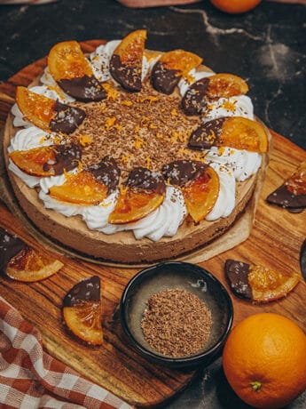 vegane Orangen-Schoko-Mousse Torte mit Orangenextrakt und kandierten Orangen