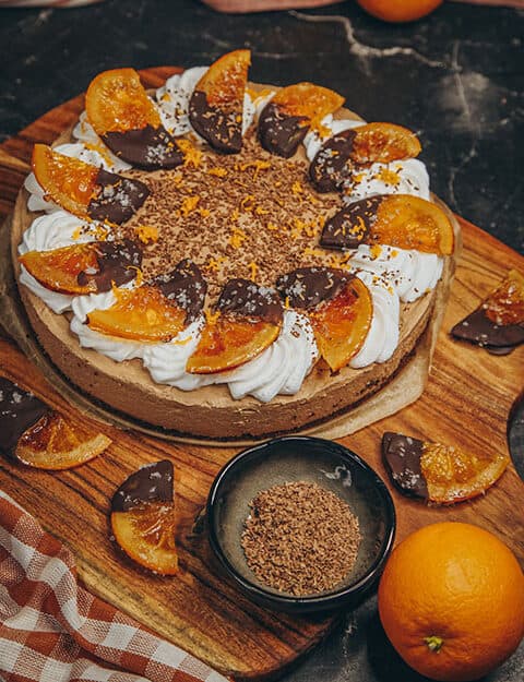 vegane Orangen-Schoko-Mousse Torte mit Orangenextrakt und kandierten Orangen