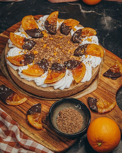 vegane Orangen-Schoko-Mousse Torte mit Orangenextrakt und kandierten Orangen