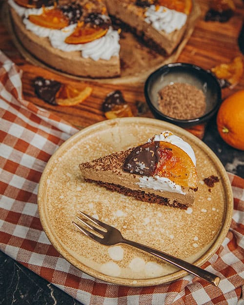 vegane Orangen-Schoko-Mousse Torte mit Orangenextrakt und kandierten Orangen