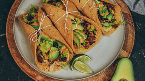 vegane Wraps aus Linsen, gefüllt mit veganem Hack, Bohnen, Salat und Avocado mit viel Eiweiß. High Protein