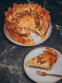 veganer Baklava Cheesecake mit Filoteig und Nüssen