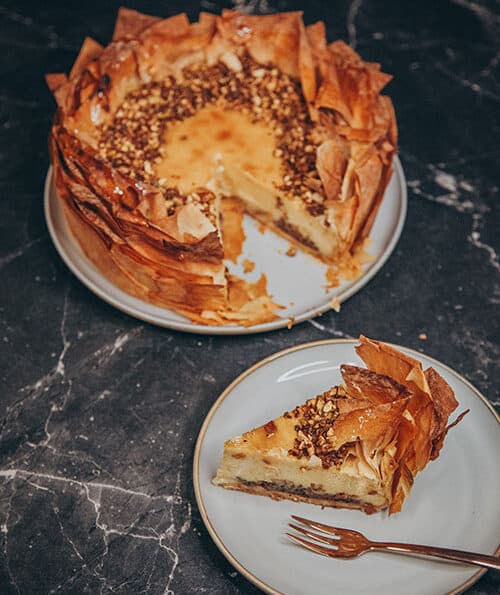 veganer Baklava Cheesecake mit Filoteig und Nüssen