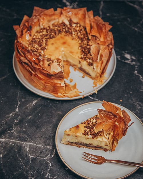 veganer Baklava Cheesecake mit Filoteig und Nüssen