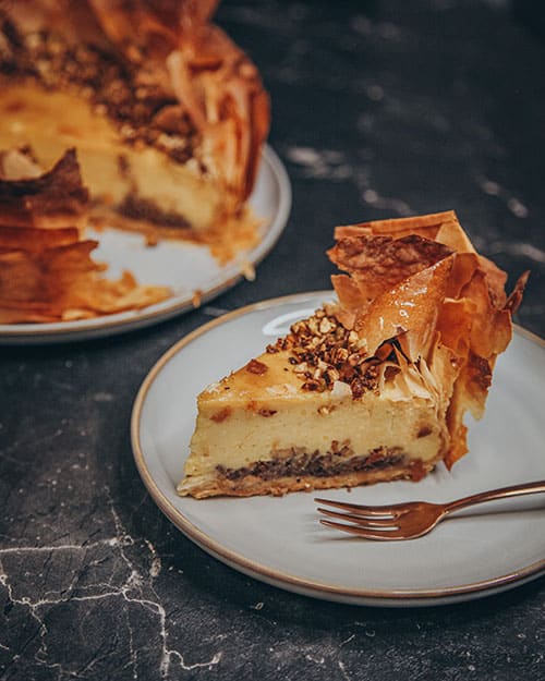 veganer Baklava Cheesecake mit Filoteig und Nüssen