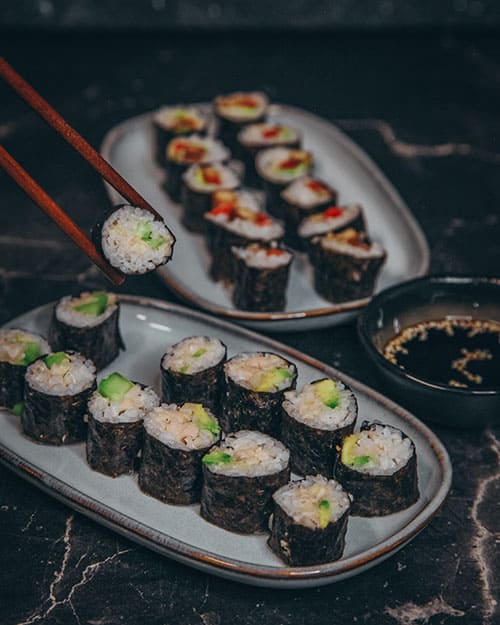 veganes Sushi gefüllt mit Paprika, Avocado und Tofu und einer veganen "Thunfisch"-Creme aus Jackfruit und Avocado