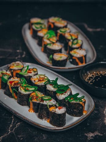 veganes Sushi gefüllt mit Paprika, Avocado und Tofu und einer veganen "Thunfisch"-Creme aus Jackfruit und Avocado