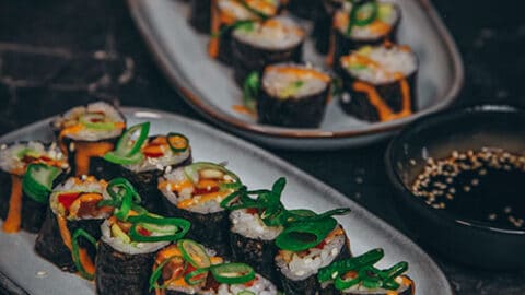 veganes Sushi gefüllt mit Paprika, Avocado und Tofu und einer veganen "Thunfisch"-Creme aus Jackfruit und Avocado