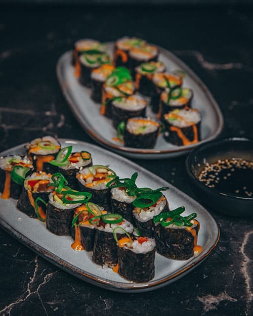 veganes Sushi gefüllt mit Paprika, Avocado und Tofu und einer veganen "Thunfisch"-Creme aus Jackfruit und Avocado