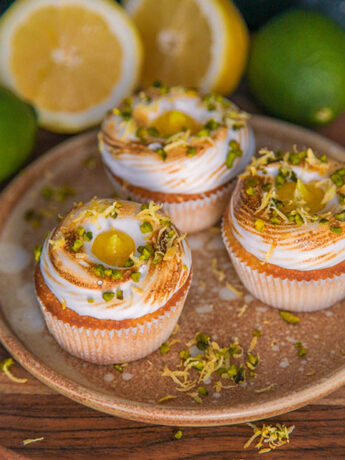 vegane Zitronen Cupcakes mit einer Füllung aus Lemon Curd. Dekoriert mit flambiertem Baiser. Ideal für Ostern