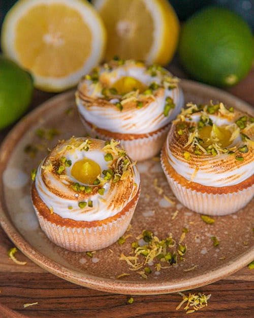 vegane Zitronen Cupcakes mit einer Füllung aus Lemon Curd. Dekoriert mit flambiertem Baiser. Ideal für Ostern