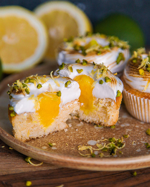 vegane Zitronen Cupcakes mit einer Füllung aus Lemon Curd. Dekoriert mit flambiertem Baiser. Ideal für Ostern