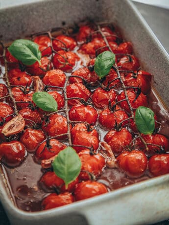 Tomaten, die in Olivenöl und Balsamico Essig gemeinsam mit Knoblauch und Gewürzen im Ofen geschmort wurden