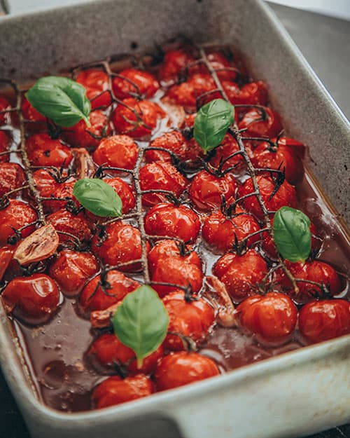 Tomaten, die in Olivenöl und Balsamico Essig gemeinsam mit Knoblauch und Gewürzen im Ofen geschmort wurden