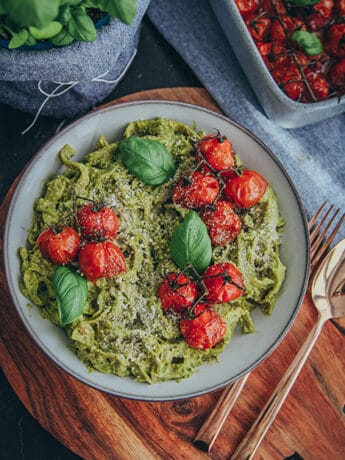 Spinat Tagliatelle in einer Soße aus Avocado und Basilikum, dazu geschmorte Cherrytomaten, vegan