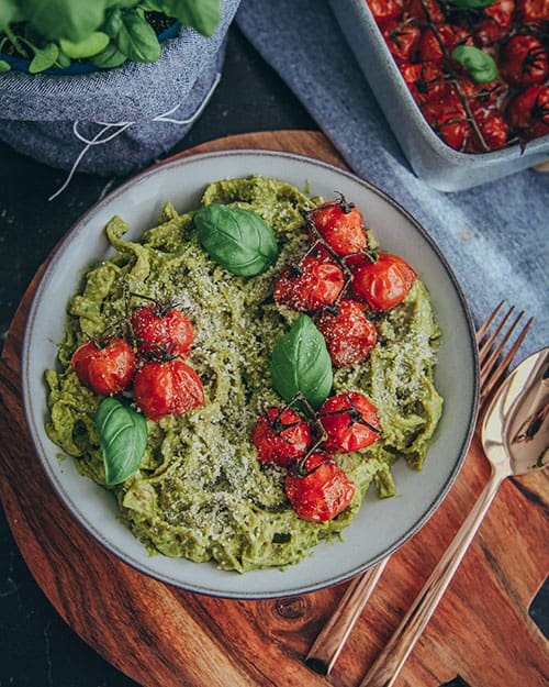 Spinat Tagliatelle in einer Soße aus Avocado und Basilikum, dazu geschmorte Cherrytomaten, vegan