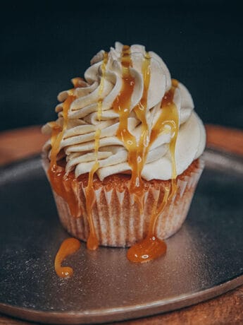 vegane Zimt Cupcakes mit einer Apfelfüllung, Karamellbuttercreme und Karamellsoße