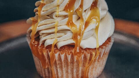 vegane Zimt Cupcakes mit einer Apfelfüllung, Karamellbuttercreme und Karamellsoße