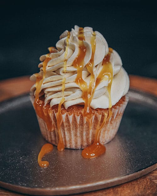 vegane Zimt Cupcakes mit einer Apfelfüllung, Karamellbuttercreme und Karamellsoße