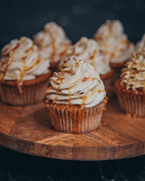 vegane Zimt Cupcakes mit einer Apfelfüllung, Karamellbuttercreme und Karamellsoße