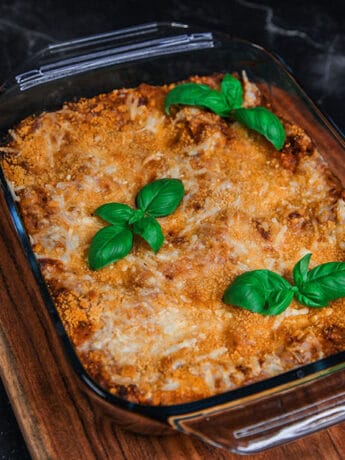 vegane Lasagne mit Bolognese aus veganem Hack und einer Bechamelsoße. Käsig und cremig