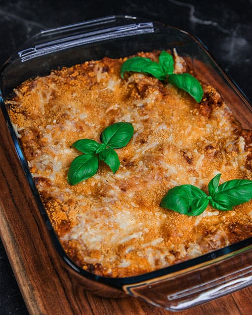 vegane Lasagne mit Bolognese aus veganem Hack und einer Bechamelsoße. Käsig und cremig