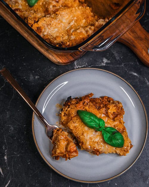 vegane Lasagne mit Bolognese aus veganem Hack und einer Bechamelsoße. Käsig und cremig