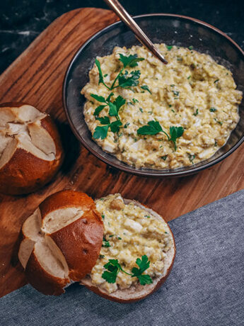 veganer Eiersalat aus Seidentofu und Kichererbsen. Gewürzt mit Kala Namak Salz. Perfekt für Ostern. Zum Frühstück, Brunch oder Abendbrot